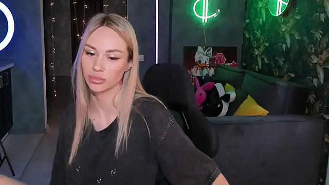 Snapshot of Blckmirrorr chatting on October 22, 9:03 am Blckmirrorr online show from October 22, 9:03 am