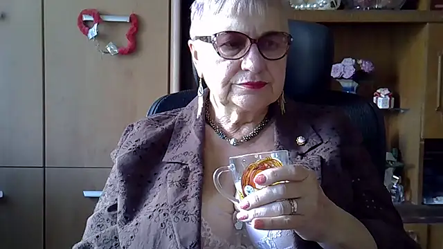 Snapshot of SweetCherry27 chatting on September 21, 7:29 am SweetCherry27 online show from September 21, 7:29 am