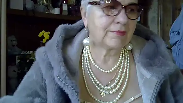 Snapshot of SweetCherry27 chatting on October 19, 6:04 am SweetCherry27 online show from October 19, 6:04 am