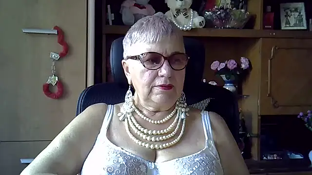 Snapshot of SweetCherry27 chatting on September 18, 6:01 am SweetCherry27 online show from September 18, 6:01 am