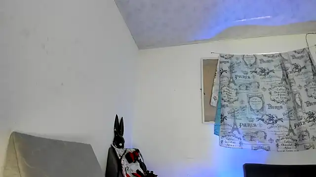 Snapshot of Angelblue_ chatting on October 28, 9:30 pm Angelblue online show from October 28, 9:30 pm