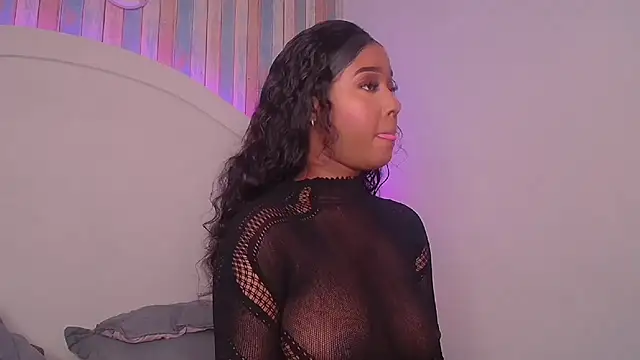 Snapshot of MichaelaCox chatting on October 27, 7:30 pm MichaelaCox online show from October 27, 7:30 pm