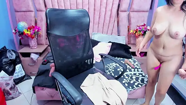 Snapshot of HornySkinny26 chatting on September 23, 5:38 am HornySkinny26 online show from September 23, 5:38 am