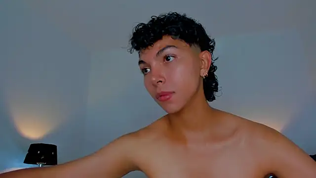 xhenisa  online show from November 11, 7:00 pm