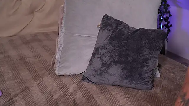 hotmilfbitch online show from January 12, 10:15 pm