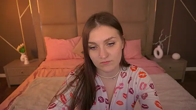 Snapshot of EmmyCharmm chatting on October 28, 8:09 am EmmyCharmm online show from October 28, 8:09 am