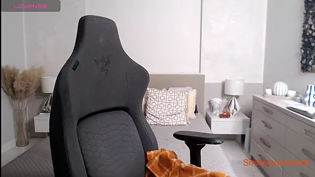 Snapshot of Smileyouarehere chatting on October 21, 2:15 am Smileyouarehere online show from October 21, 2:15 am