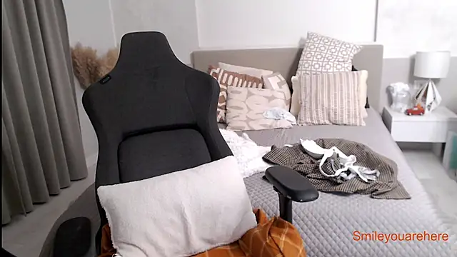 Snapshot of Smileyouarehere chatting on October 12, 3:53 am Smileyouarehere online show from October 12, 3:53 am