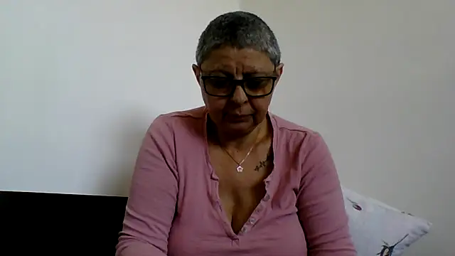 roseblak42 online show from April 16, 12:05 pm