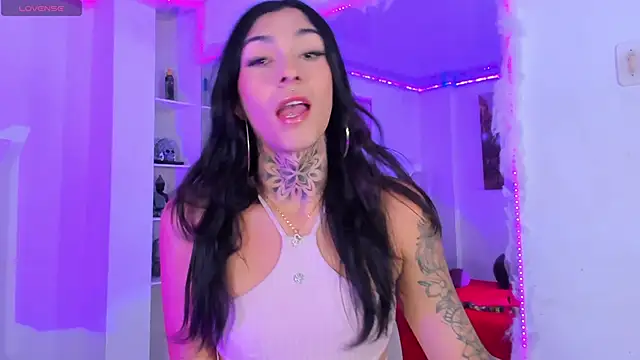 Snapshot of Camila_Coxx chatting on October 19, 8:44 pm Camila Coxx online show from October 19, 8:44 pm