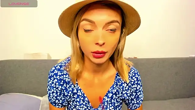 Snapshot of _ellen_meow_ chatting on October 7, 9:30 pm  ellen meow  online show from October 7, 9:30 pm