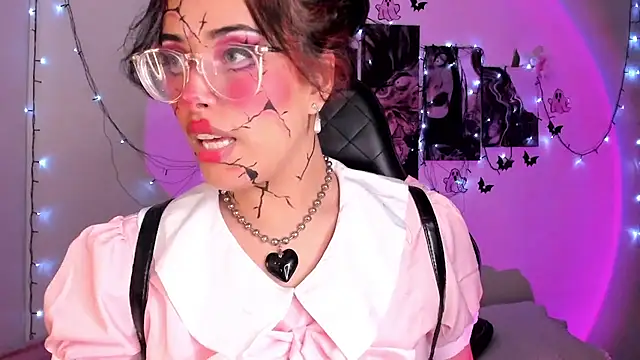 Snapshot of willow_poisson chatting on October 29, 5:37 pm willow poisson online show from October 29, 5:37 pm