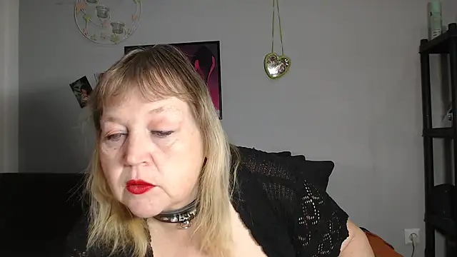 Snapshot of Blasflittchen chatting on October 20, 9:45 am Blasflittchen online show from October 20, 9:45 am