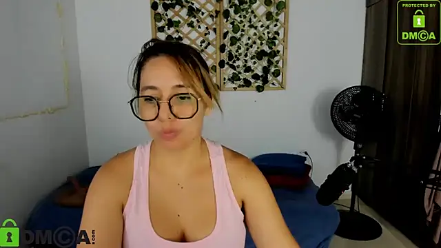 Snapshot of isa_loves_cum chatting on September 9, 9:25 pm isa loves cum online show from September 9, 9:25 pm