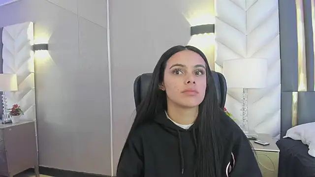 ChloeHarper  online show from March 27, 11:44 am