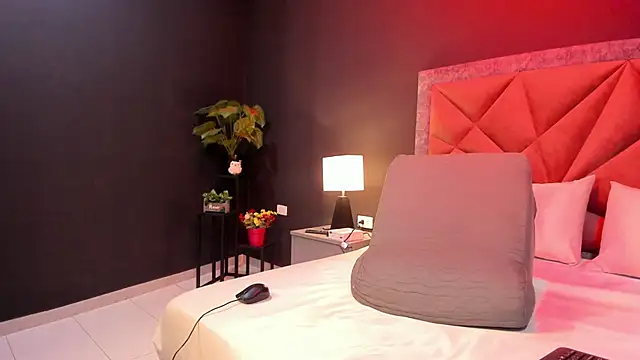 mia milff online show from January 6, 7:17 pm