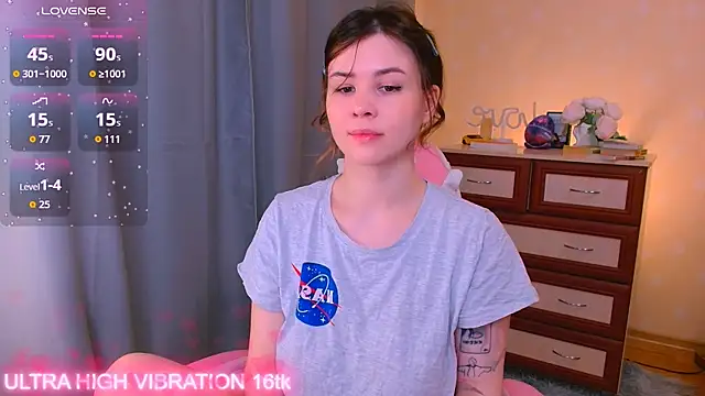 Snapshot of cutie_mili chatting on October 6, 7:47 am cutie mili online show from October 6, 7:47 am