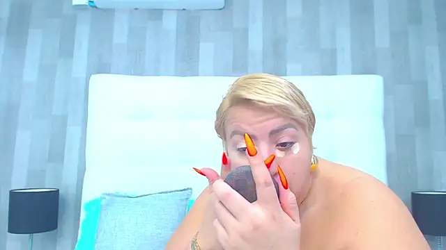 LeahMillerr online show from December 4, 1:35 pm