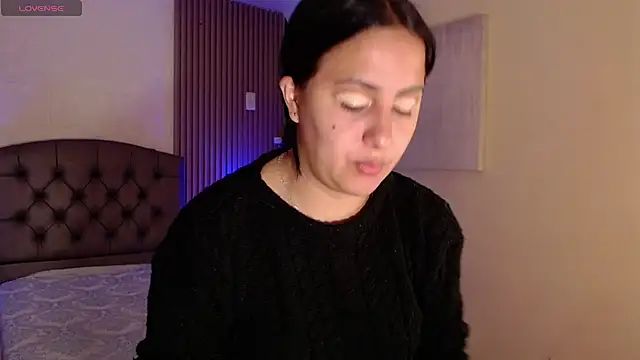 isabella smith  online show from October 14, 5:15 pm