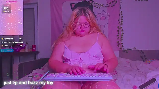 Snapshot of Freakcute_ chatting on October 5, 12:04 am Freakcute  online show from October 5, 12:04 am