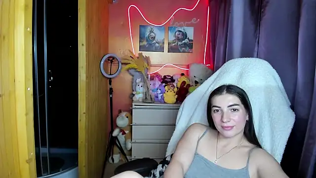 Fiery Brunette  online show from November 22, 1:25 pm