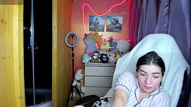 Fiery Brunette  online show from March 23, 5:35 am