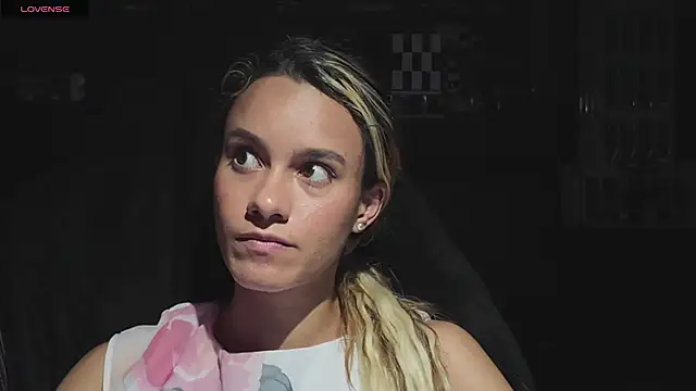 Snapshot of SamanthaWatson chatting on October 3, 1:54 am SamanthaWatson online show from October 3, 1:54 am