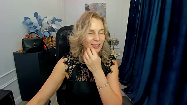 Snapshot of Sinty_Devis chatting on October 19, 12:51 pm Sinty Devis online show from October 19, 12:51 pm