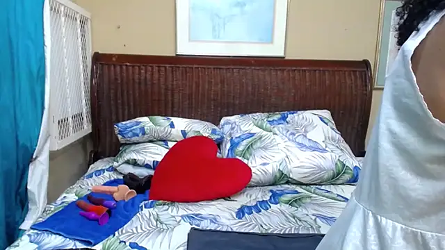 Snapshot of OmegaLipps chatting on October 21, 7:34 am OmegaLipps online show from October 21, 7:34 am