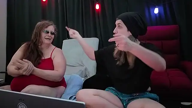 Snapshot of Sexy_Mama-69 chatting on October 20, 4:21 pm Sexy Mama-69 online show from October 20, 4:21 pm