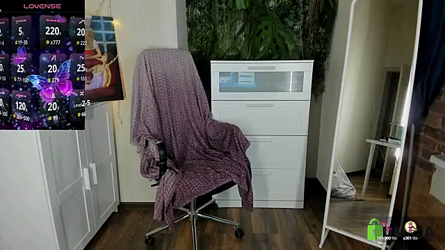 Snapshot of Melissa_Wells chatting on September 24, 9:14 pm Melissa Wells online show from September 24, 9:14 pm