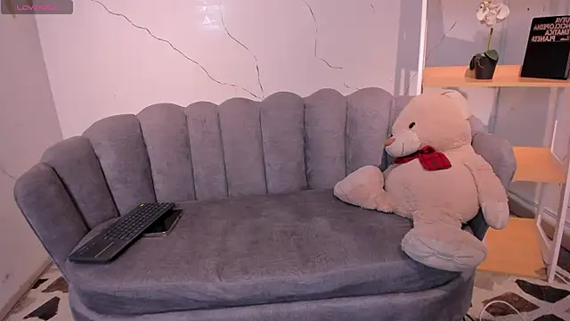 NicolRoss  online show from October 28, 3:40 pm