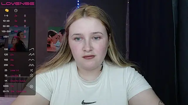 Snapshot of Light_Luna chatting on October 25, 3:52 pm Light Luna online show from October 25, 3:52 pm