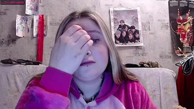 Snapshot of Light_Luna chatting on October 5, 3:17 pm Light Luna online show from October 5, 3:17 pm