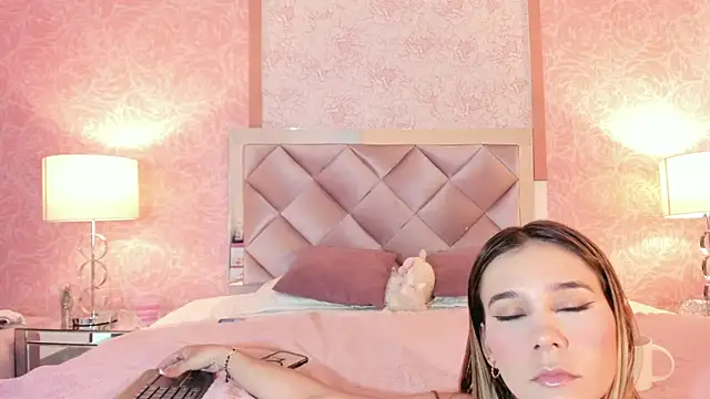 Snapshot of Lezy_ chatting on November 1, 8:24 pm Lezy online show from November 1, 8:24 pm