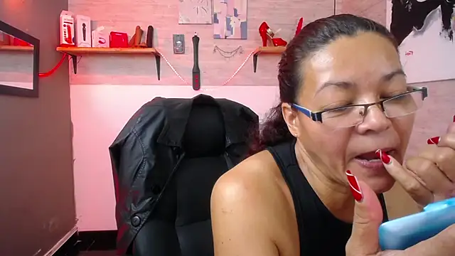 Snapshot of MaturePure chatting on October 23, 11:33 pm MaturePure online show from October 23, 11:33 pm