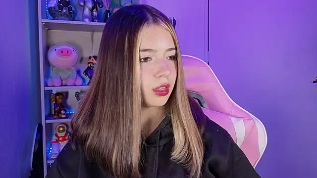 Snapshot of EmilyMiller_ chatting on October 14, 5:15 pm EmilyMiller  online show from October 14, 5:15 pm