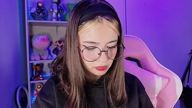 Snapshot of EmilyMiller_ chatting on September 17, 5:00 pm EmilyMiller  online show from September 17, 5:00 pm