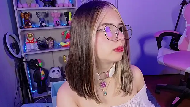 Snapshot of EmilyMiller_ chatting on September 18, 5:11 pm EmilyMiller  online show from September 18, 5:11 pm