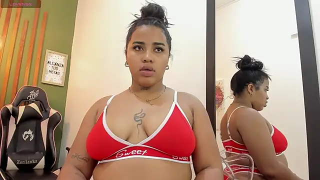 Snapshot of AichaBrown chatting on September 21, 4:44 am AichaBrown online show from September 21, 4:44 am