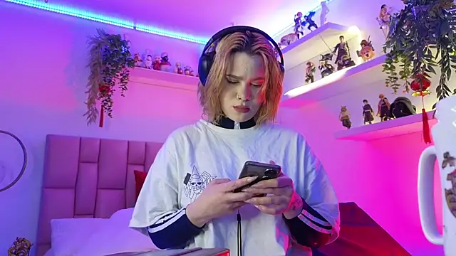 albaismynameX online show from November 3, 12:20 pm