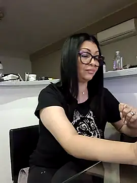 Snapshot of Milf_Abigail chatting on September 18, 3:49 am Milf Abigail online show from September 18, 3:49 am