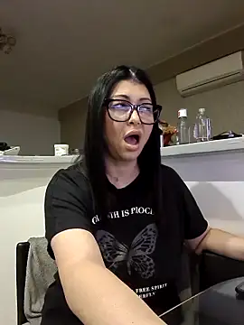 Snapshot of Milf_Abigail chatting on October 10, 1:32 am Milf Abigail online show from October 10, 1:32 am