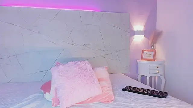 Snapshot of AbrilBrent chatting on September 20, 8:18 pm AbrilBrent online show from September 20, 8:18 pm