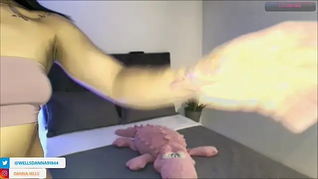 Snapshot of Dannawells chatting on September 18, 12:37 pm Dannawells online show from September 18, 12:37 pm