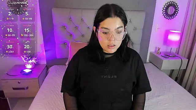 Snapshot of Kylie2211 chatting on September 15, 2:09 am Kylie2211 online show from September 15, 2:09 am