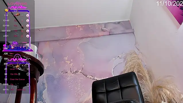 VALERIAQUEENTS online show from October 11, 1:25 pm