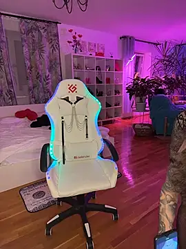 Snapshot of _AHHA_ chatting on October 15, 8:00 pm  AHHA  online show from October 15, 8:00 pm