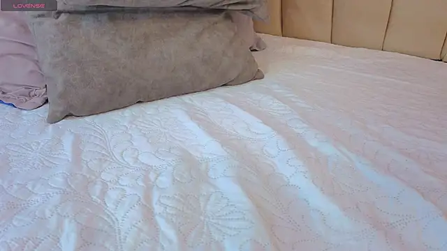 Snapshot of sophiia_grey_1 chatting on October 3, 11:32 pm sophiia grey 1 online show from October 3, 11:32 pm