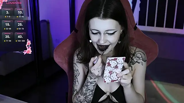 Snapshot of prettybones chatting on October 24, 12:06 am prettybones online show from October 24, 12:06 am